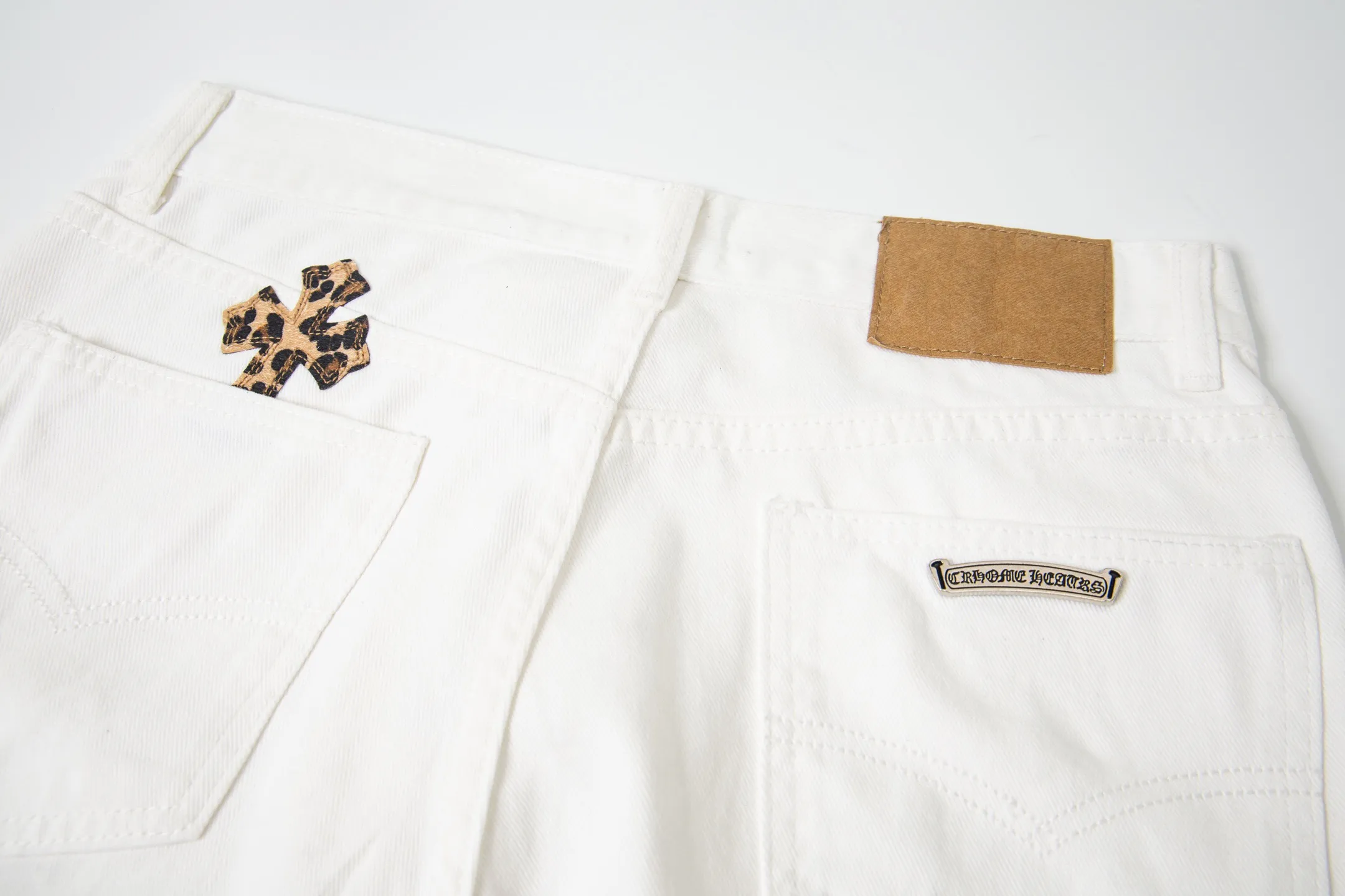 P240 Chrome Hearts 25SS white pants with three-color leopard print blue leather jeans. Chrome Hearts' pants with the most popular colors are made of beaded canvas fabric. Heavy washing makes the upper body of the fabric more textured and the pants are tall and straight! The three-dimensional cutting of the whole trousers is a masterpiece! The hardware is customized by zp. The beaded canvas fabric is thick and soft after being washed. It has good breathability. Customized small leather label. Unique design. The details are simple and elegant, and the workmanship is exquisite. The whole trousers are neatly routed and the details are in place! It’s so cool that both men and women can easily control the genderless trend! Style number: 1771# Color: White Size: 28 30 32 34 36
